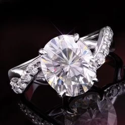 Oval Cut Moissanite Ring