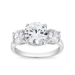 DiamondAura 3-Stone Classique Ring